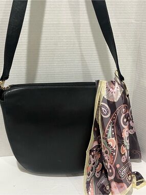 SALVATORE FERRAGAMO Solid Black Leather Shoulder Bag Top Zip Closure (Authentic)
